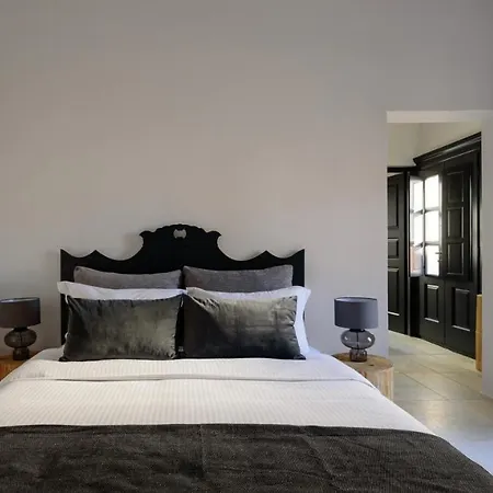 Firalia, Casa In Rock Hotell